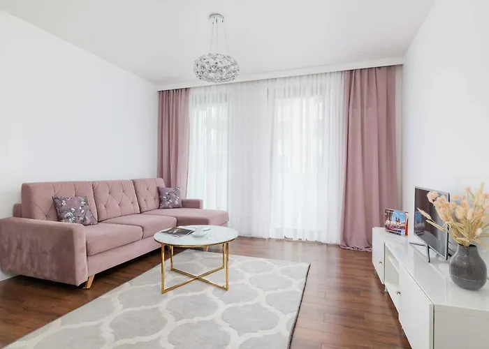 Cosy & Bright Apartment With Parking On The Cystersow Street By Noclegi Renters